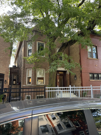 702 S. Ada St. - Between UIC East & West Campuses
