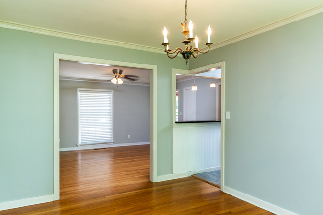 Dining room - Great 2/2 in Belhaven with off street parking and close to hospitals Duplex
