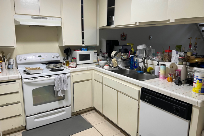 Kitchen - 4 bed/3 bath townhouse, near campus