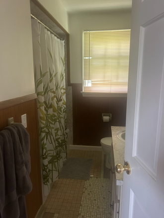 Bathroom - House 10 Minutes from Campus