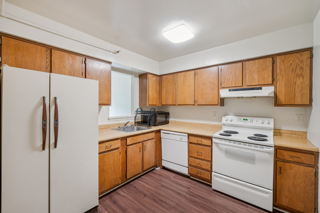 Kitchen - Townhouse walking Distance to UMD
