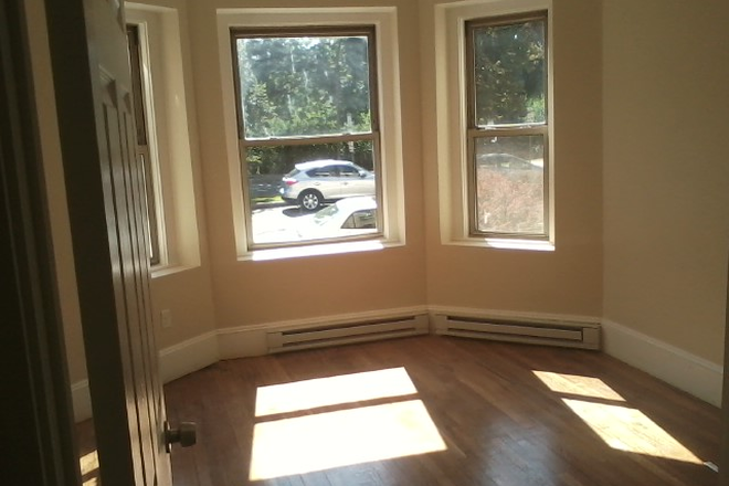 Visit hubrealtyproperties.com - No realtor fee, wonderful rare 3 bedroom,  in Fenway