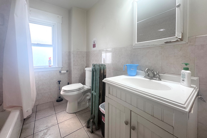 Bathroom - 4 bed 1 bath near Northeastern! Apartments