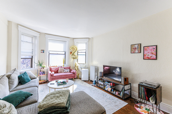 living room - Large Brighton 2 bed + office with updated kitchen for 6/1