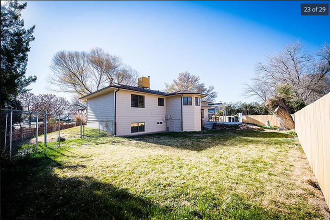 Backyard - 5 Bedroom Home Close to Campus