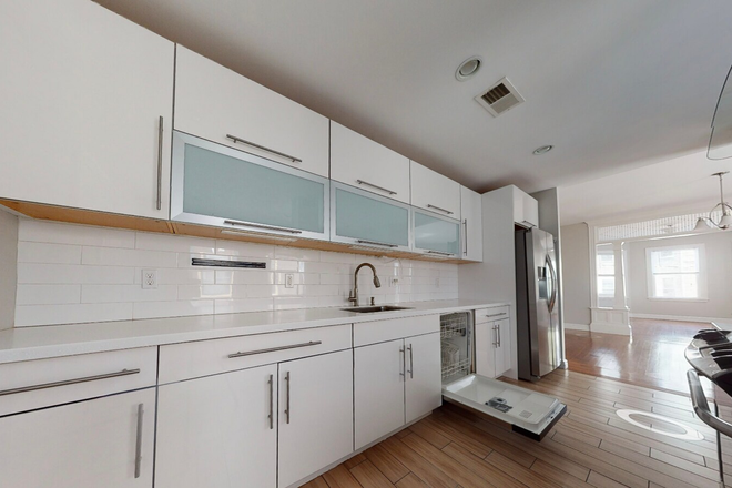 . - **NO BROKERS FEE!!** STUNNING 3 Bed / 2 Bath near campus! Flexible move-date! Apartments