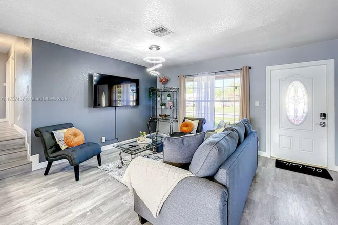 Living Room - Plantation Broadview Pool House Gem