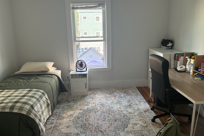 Bedroom - 1 Room Sublet Near Campus Triplex