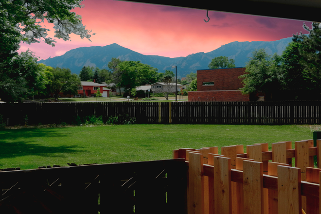 Amazing Sunsets from your backyard overlooking the Flat Irons - Panoramic Views of Flat Irons with this Beautiful 2BR 1150 SQFT Townhome 1 block from CU Campus East