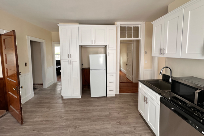 Kitchen - 4 BED 2 BATH Brand NEW Renovated Kitchen!! central A/C Laundry in building Apartments