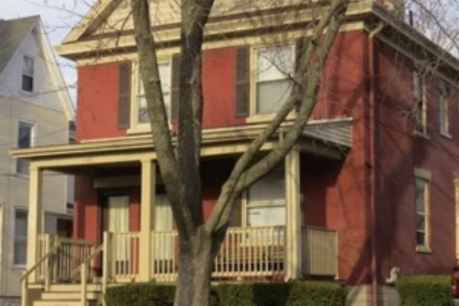 Front - Large 7-8 person house middle of Regent Ave.!