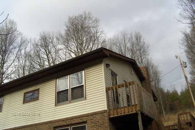  - 2 Bedroom, 1 Bath Upper Unit Duplex