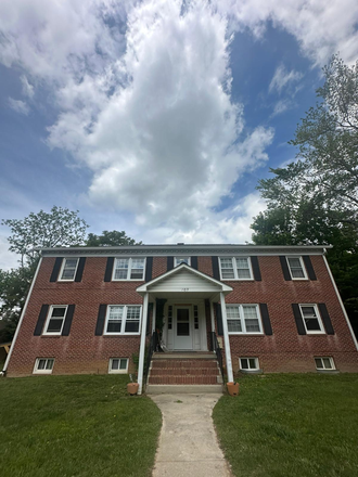 Outside Street View - Sublease June–July: Room in 2BR apt, 15min to campus, near bus/Kroger. Quiet, great location!
