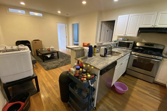 . - Renovated 3 Bed / 1 Bath near campus available 9/1/25!! Apartments