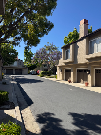 Great neighborhood - Room for rent at Stanford Ct. Roommate needed, minutes Walking Distance to UTC/UCI