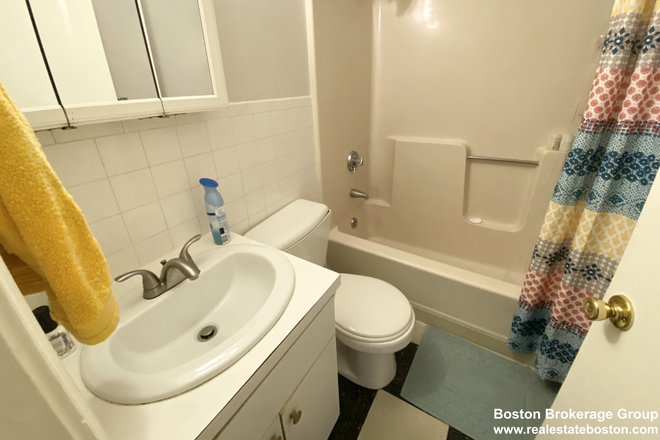 Bathroom - Sunny 3 bed in the South End, 6 minute walk to campus! Apartments