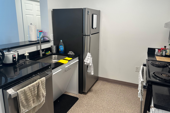 Kitchen - South Campus Commons 2: Beautiful, Renovated Apartment in Quiet, Convenient Location