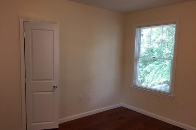 bedroom - 16 Netherlands Rd Apartments