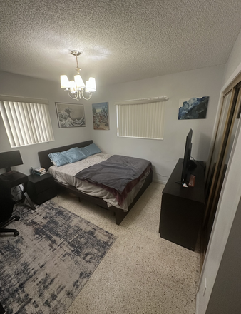 Bedroom - Private Room in a 3 Bedroom 2 bathroom House 5min from Campus