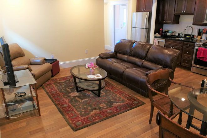 Common Area - Female Roommate Wanted, 3 Bed 2 Full Baths, Laundry in Unit! Fully Furnished!!!
