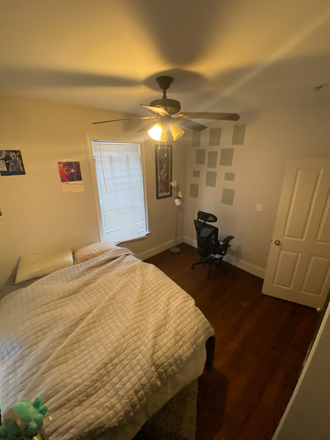 Spacious enought to fit a queen-sized bed, well-lit bedroom with hardwood floors and ceiling fan. - Room in 5BR Apartment on Hillside St – Close to NU, In-Unit Laundry