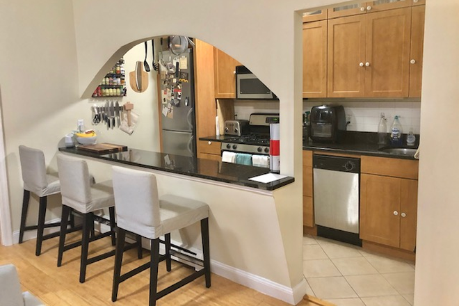 KITCHEN - NO BROKER FEE! SPACIOUS AND UPDATED BACK BAY ONE BDRM APT AT 160 SAINT BOTOLPH ST. AVAILABLE 10/1/26
