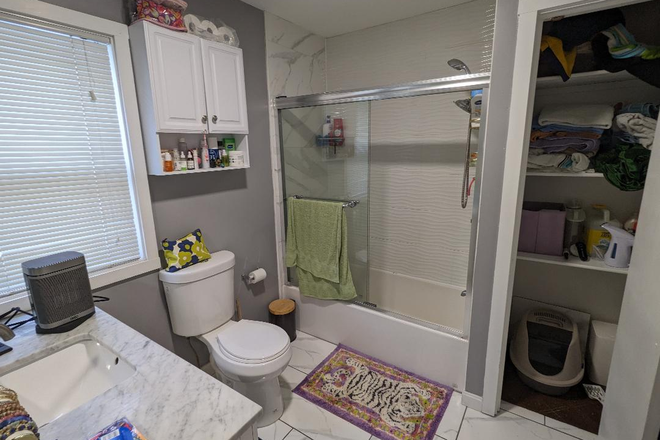 second floor bathroom - Single family house, 6 rooms, 4 bedrooms, back yard, quiet one-way side street, near the Green Line.