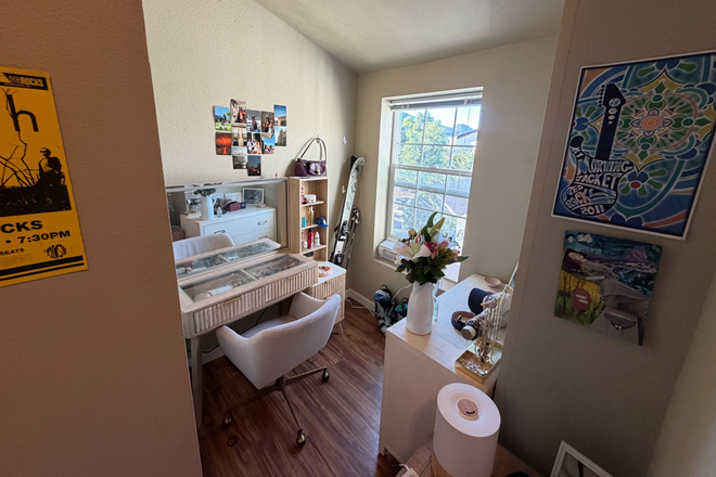 Desk area - Oak Apartments