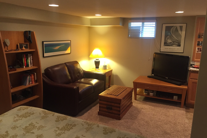 sitting area with TV - 800 sf basement unit walking distance to DU House