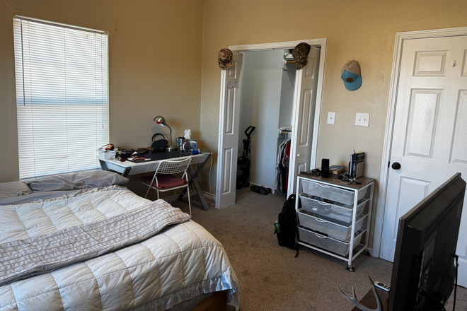 Bedroom - House Room Close to campus and HEB