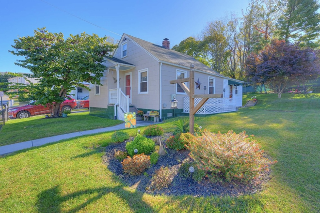 Adorable Cape Cod home within easy walking large, fenced in yard. - House - Spring Short Term Rental