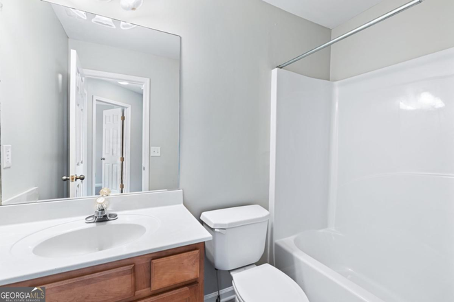 Bathroom 2 - Ellison Lakes 3 bedroom 2.5 baths townhouse close to KSU