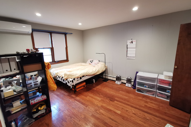 . - **NO BROKERS FEE!!** Amazing 3 Bed / 2 Bath near campus available 1/1/2026!!! Apartments