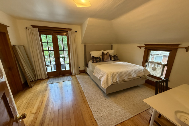 bedroom for sublet - Spring Sublet on the Hill - feet away from Alpine Modern!