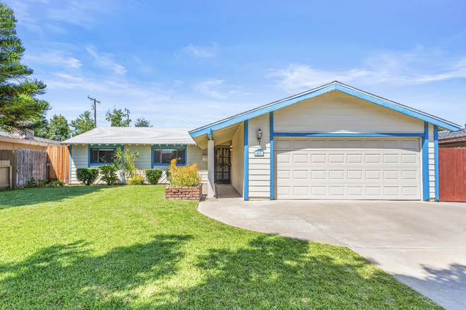 Front of House - Beautiful 3-bed/2-bath one-story single-family home for Lease. Minutes away from Campus!