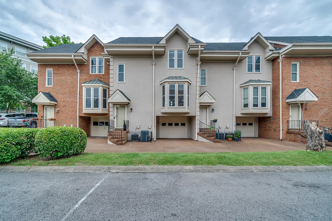 front - Town House in West End Park