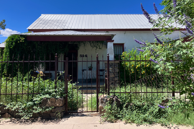 Exterior view - Summer Rental 1 bed private backyard Pets welcome Duplex