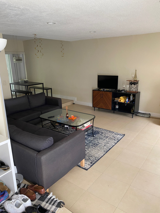 living room - Available room in a cozy townhouse 5mins drive to UM (flexible start date)!