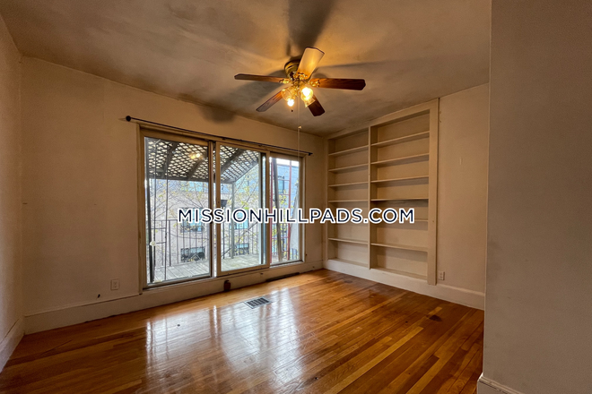 living room - 5bd/2.5 bath -9/1/2025- Sewall st  -Mission Hill Apartments