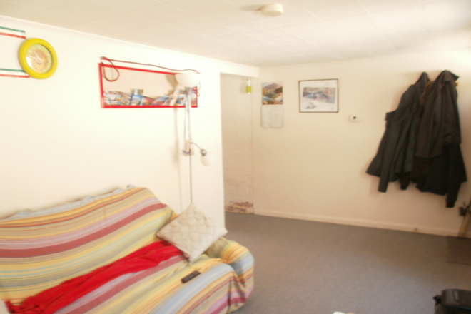 Living room - Quiet, clean 1 bedroom, 1 bath Apartment. Only 1.5 miles from UCONN
