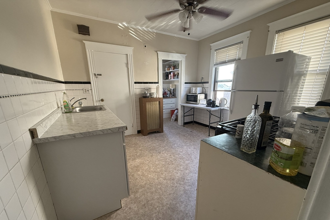 LIVING - LOCATION! SPACIOUS 4 BED AVAIL. 6/1/25! Apartments