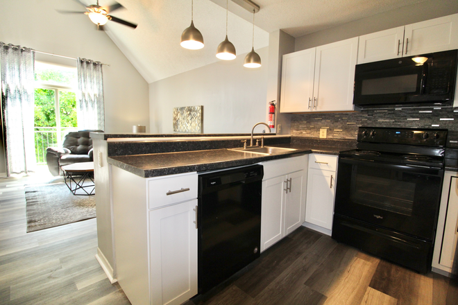 Kitchen - Hunters Ridge - 5 bed - 3 bath loft apartment for rent!