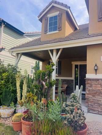 Front Yard - 5 Bed 3.5 bath in Erie House