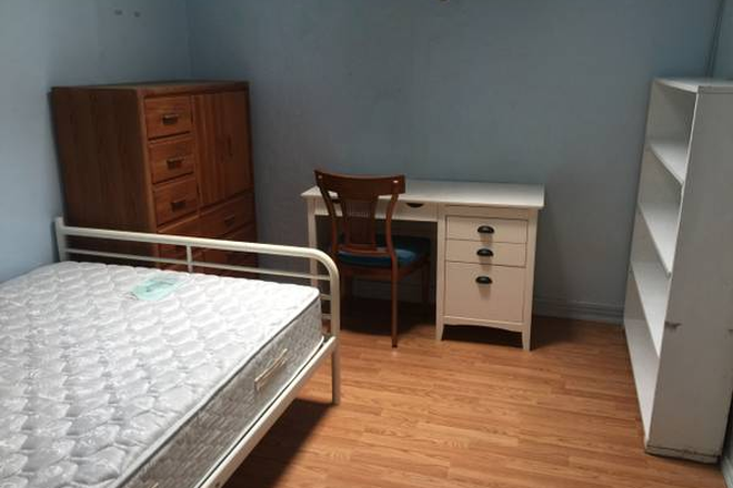 Bedroom - shared house 7 blocks from campus