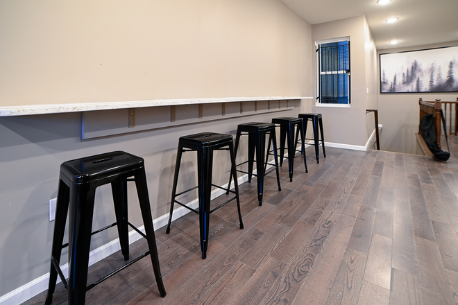 unit - Amazing 3 Bed 3 Bath With ROOF DECK Triplex