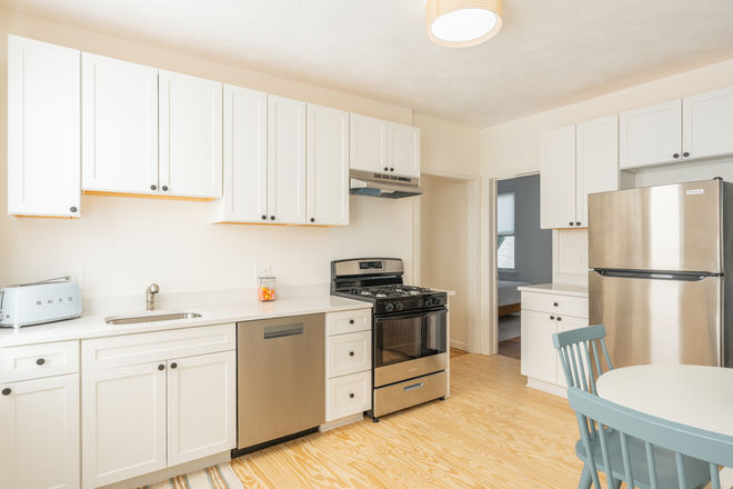 kitchen - Gorgeous modern Brookline Village 3 bed with parking - 8/1