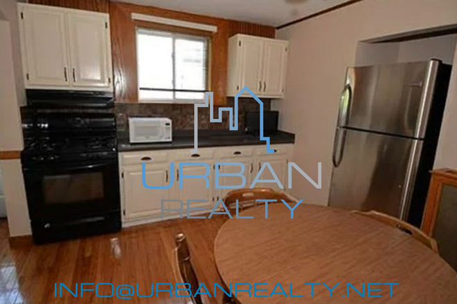 Kitchen - ***JUNIOR YEAR 2026-2027***  LARGE 8 BED 4 BATH HOUSE BLOCKS FROM CAMPUS - PARKING  INCLUDED!!!