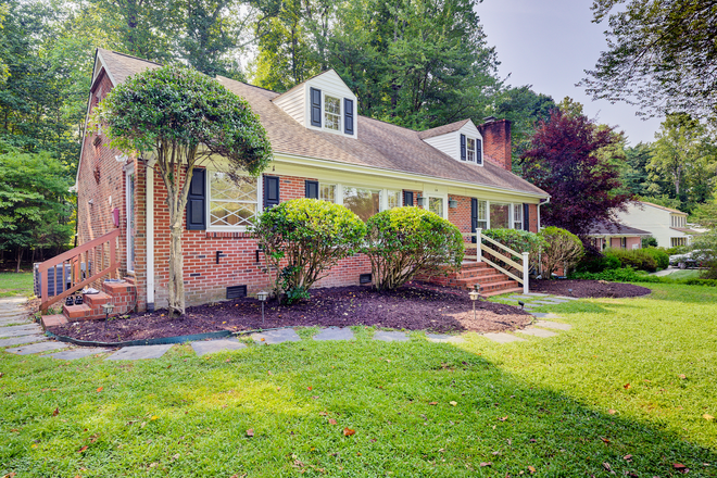 Front of House - SPACIOUS, RECENTLY RENOVATED - 4 BR / 2.5 BA - 3 miles from campus - FOR MOVE-IN AUG 1, 2026 House