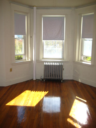 Hub Realty - Handy one bedroom split, with newly renovated kitchen, in Fenway Apartments