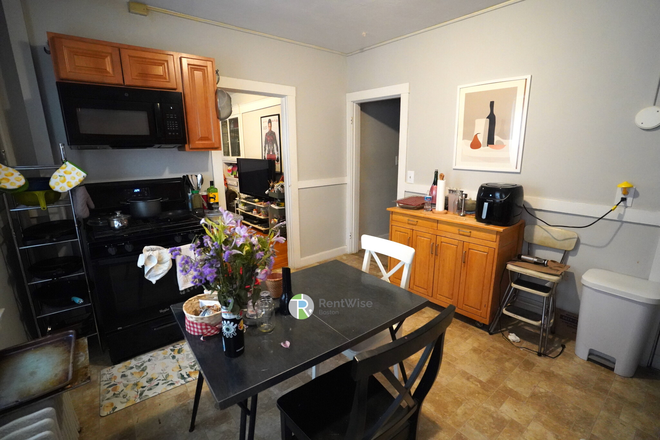 1 - $3,600 – Jamaica Plain 3BD | HHW Included | Near Forest Hills MBTA | No Broker Fee – Avail 7/1/25